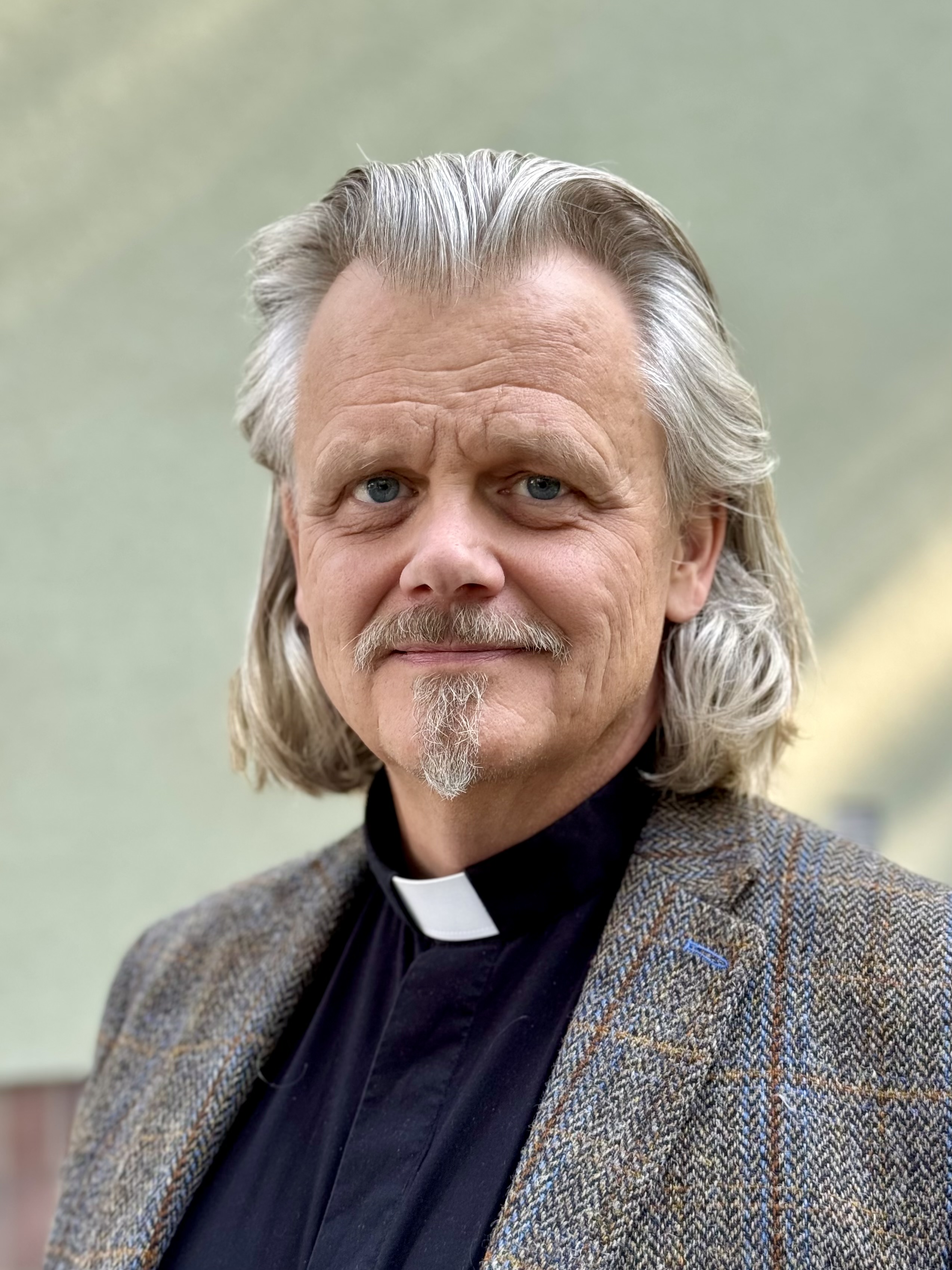 Portrait of Niklas Lång with a light green background.